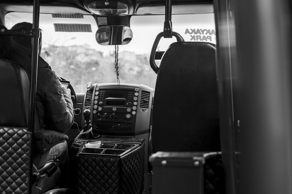Een buschauffeur in Utrecht aan het werk, met een moderne bus en een levendige omgeving.