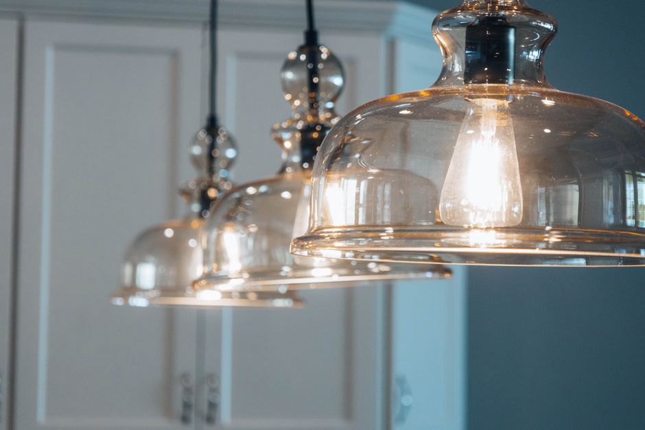 Stijlvolle hanglampen in verschillende keukenstijlen, van modern tot landelijk, die de sfeer van de keuken verbeteren.