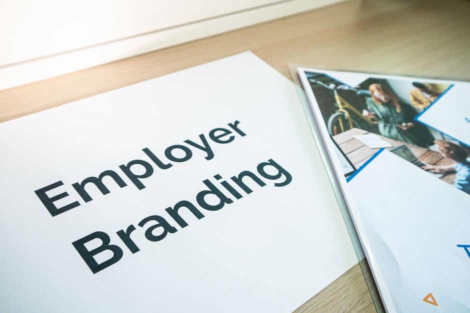 Een team van professionals werkt samen aan het versterken van hun werkgeversmerk met marketingstrategieën.